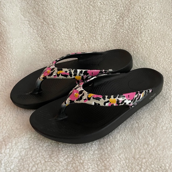 OOFOS OOLALA Limited Edition Multicolored Flip Flop Sandals - Picture 2 of 7